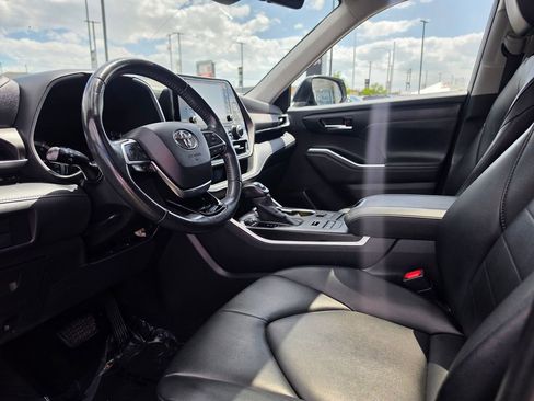 Used 2020 Toyota Highlander XLE AWD/4WD image 9