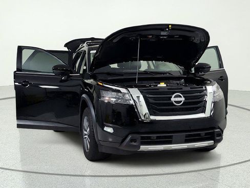 Used 2025 Nissan Pathfinder SL FWD image 9