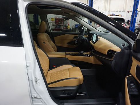 Used 2023 Nissan Rogue Platinum w/ Platinum Premium Package image 16