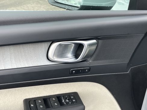 Used 2024 Volvo XC40 B5 Plus image 17