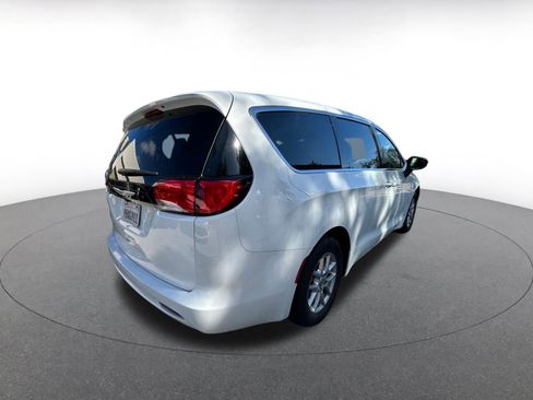 Used 2022 Chrysler Voyager LX image 7