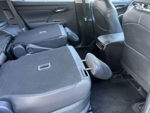 Used 2024 Toyota Highlander XLE image 26