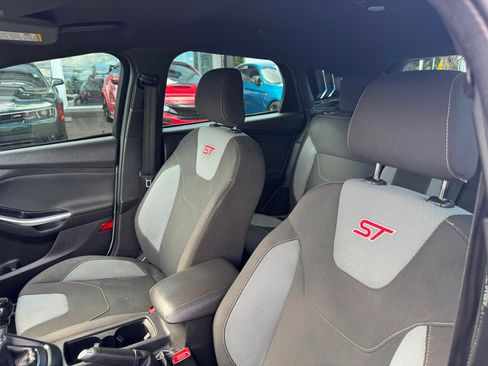 Used 2018 Ford Focus ST FWD image 4
