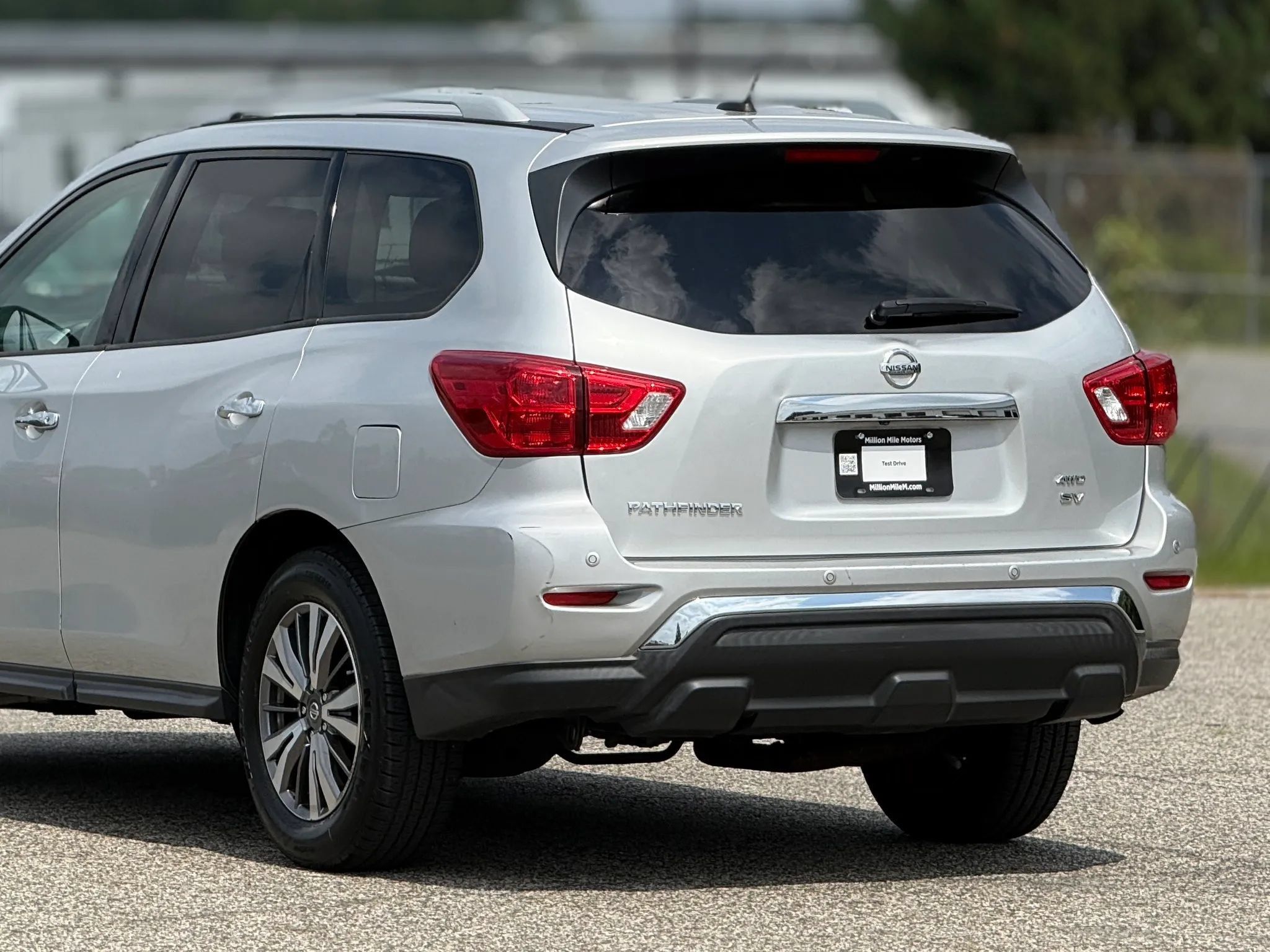 Used 2018 Nissan Pathfinder SV AWD/4WD image 16