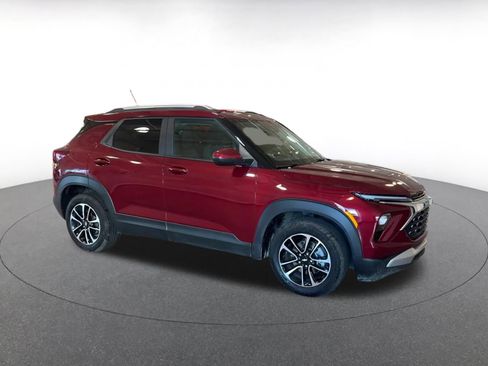 Used 2025 Chevrolet TrailBlazer LT image 2