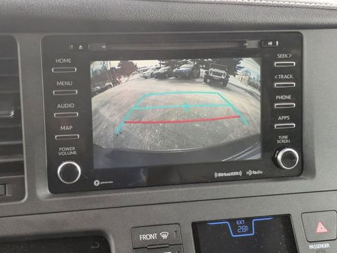 Used 2018 Toyota Sienna XLE Premium image 25