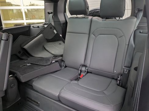 Used 2025 Land Rover Defender 130 X-Dynamic SE image 32