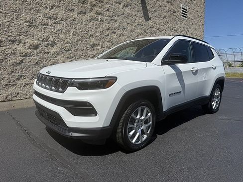 Used 2023 Jeep Compass Latitude w/ Sun and Sound Group AWD/4WD image 4