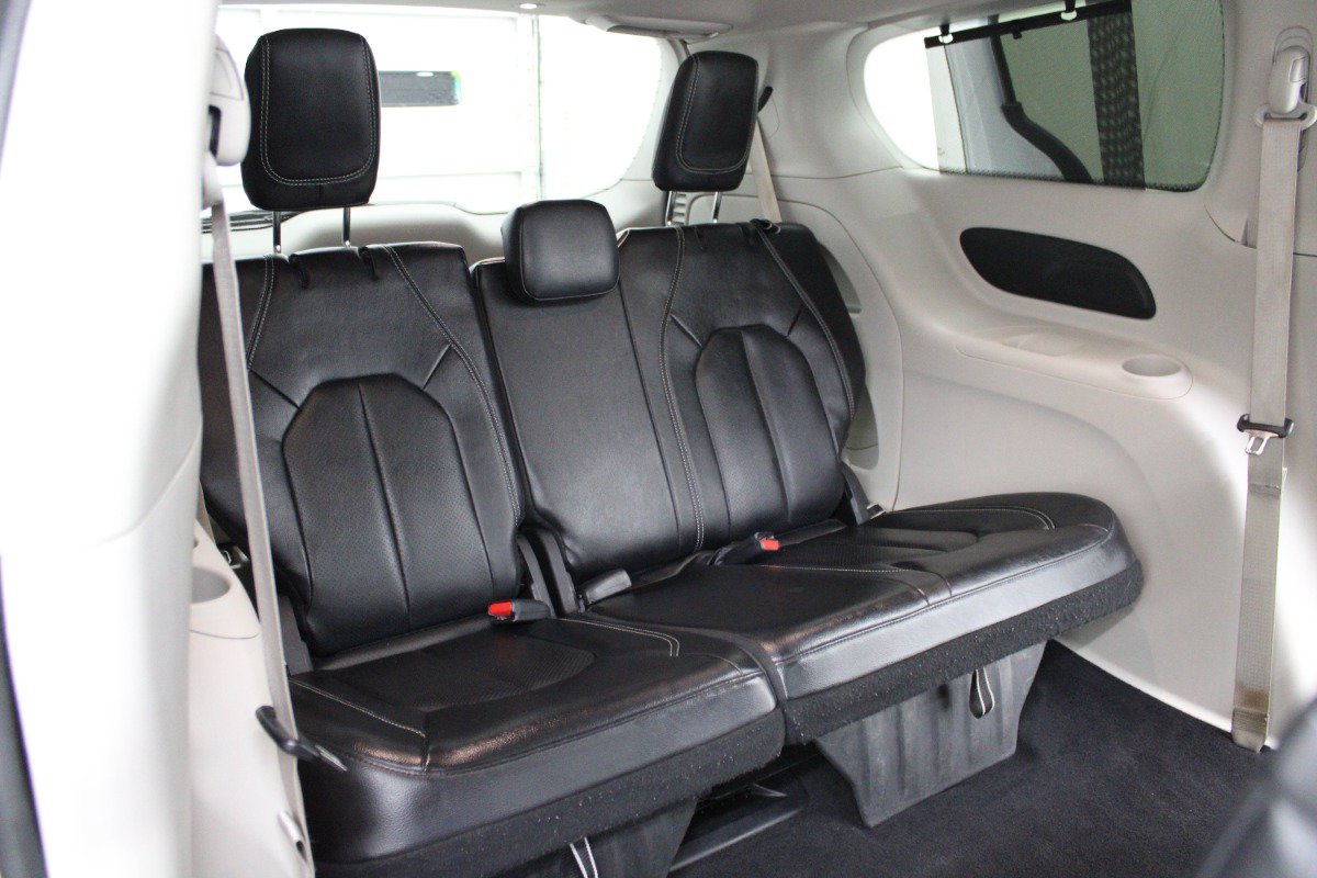 Used 2022 Chrysler Pacifica Touring-L FWD image 13