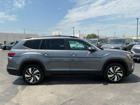 Used 2025 Volkswagen Atlas SE AWD/4WD image 2