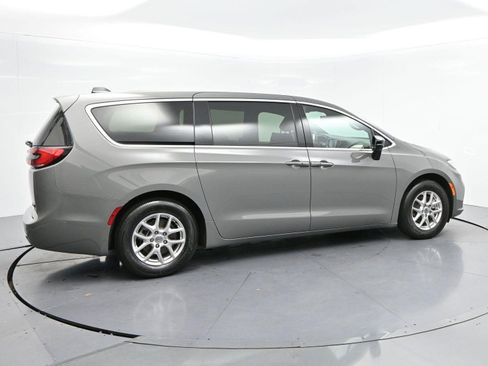 Used 2025 Chrysler Pacifica Select FWD image 8