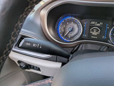 Used 2017 Chrysler Pacifica Touring-L FWD image 16