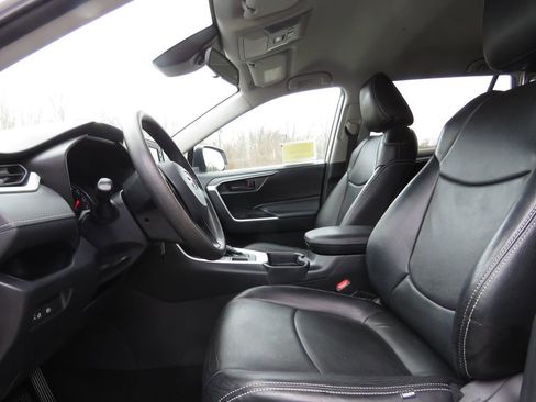 Used 2019 Toyota RAV4 LE image 10