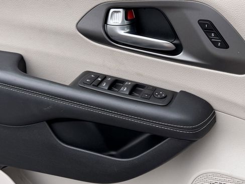 Used 2023 Chrysler Pacifica Touring-L FWD image 20