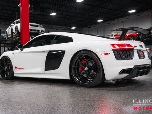 Used 2018 Audi R8 V10 w/ Premium Package RWD image 3