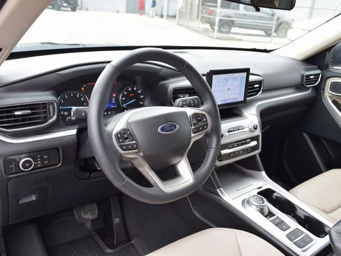Used 2023 Ford Explorer XLT w/ Equipment Group 202A image 18