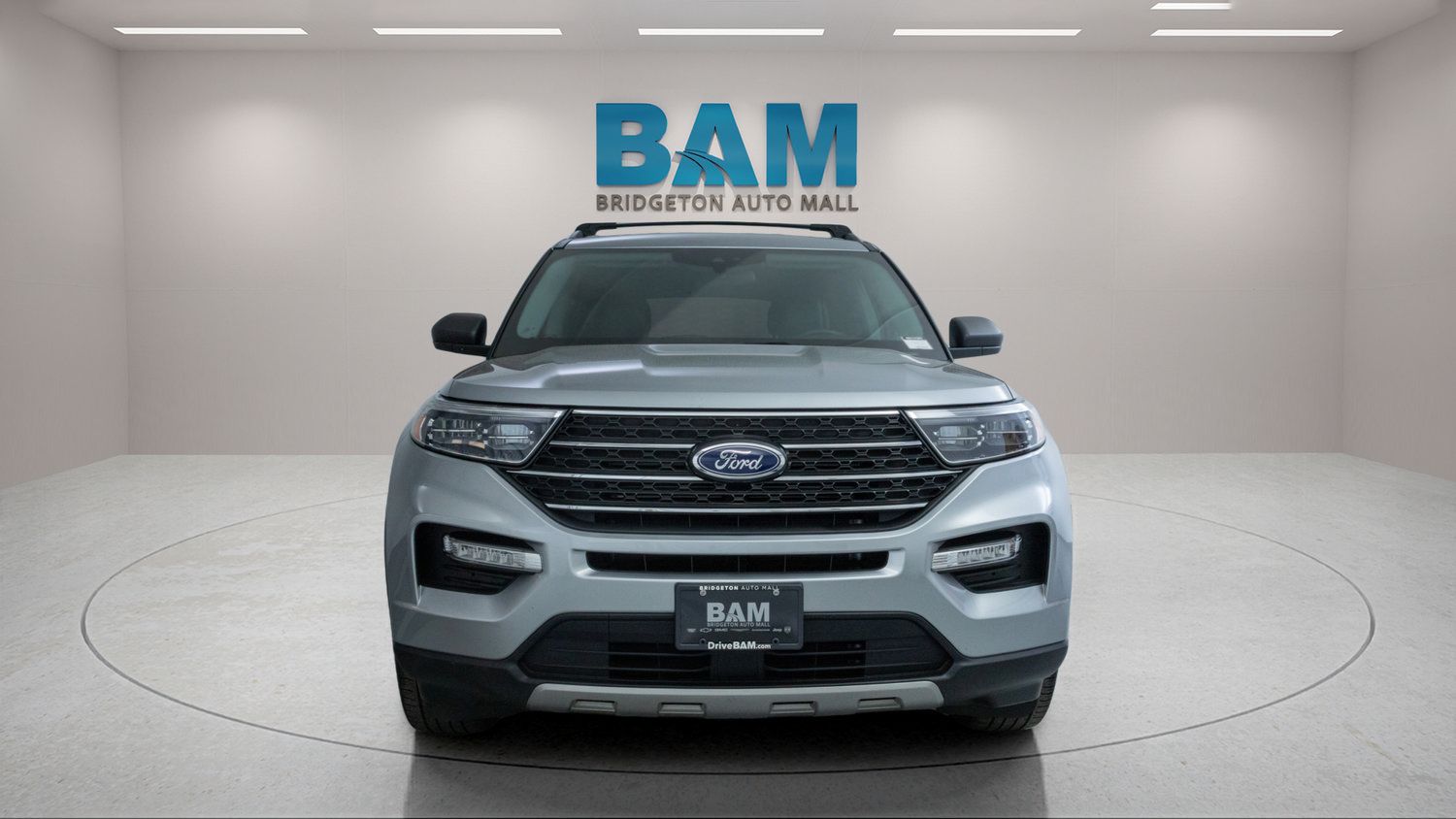 Used 2023 Ford Explorer XLT w/ Equipment Group 202A AWD/4WD image 2