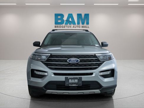 Used 2023 Ford Explorer XLT w/ Equipment Group 202A AWD/4WD image 2