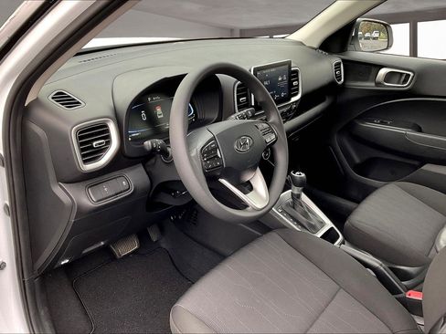Certified 2025 Hyundai Venue SE image 17