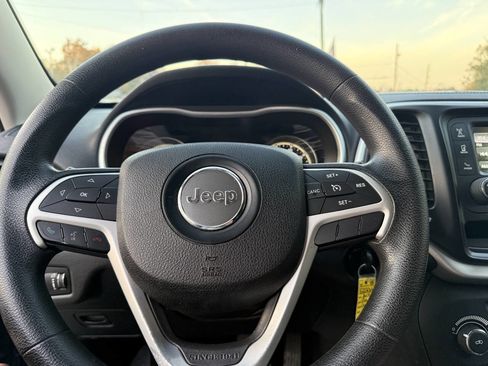 Used 2014 Jeep Cherokee Sport image 12