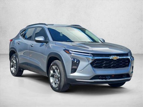 Used 2025 Chevrolet Trax LT FWD image 2