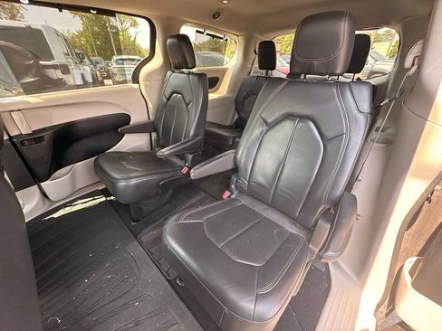 Used 2019 Chrysler Pacifica Touring-L FWD image 25