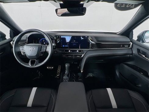 Used 2025 Toyota Camry SE image 27