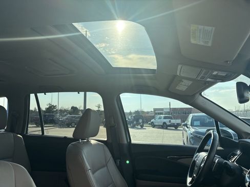 Used 2016 Honda Pilot Touring image 32