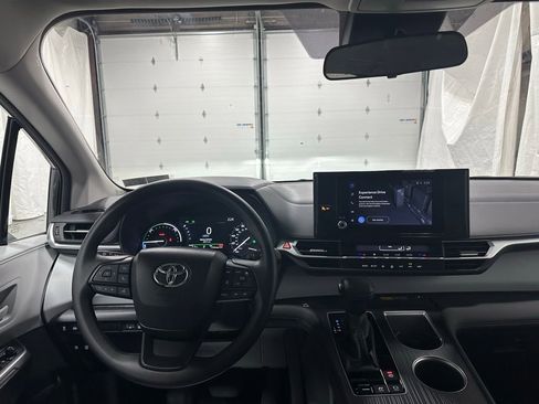 Used 2025 Toyota Sienna LE image 16