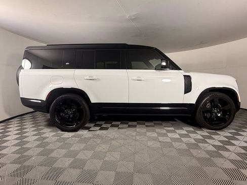 Used 2024 Land Rover Defender 130 X-Dynamic SE image 9