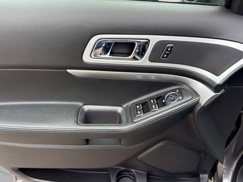 Used 2013 Ford Explorer XLT image 24