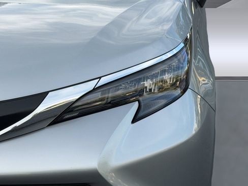Used 2025 Toyota Sienna XLE FWD image 12