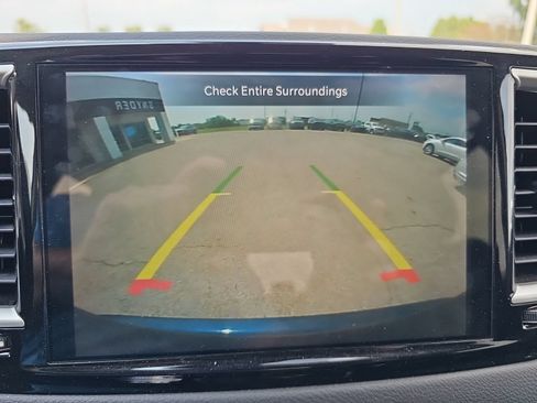 Used 2023 Chrysler Pacifica Touring-L FWD image 11