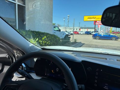 Used 2025 Chevrolet Trax LT FWD image 33