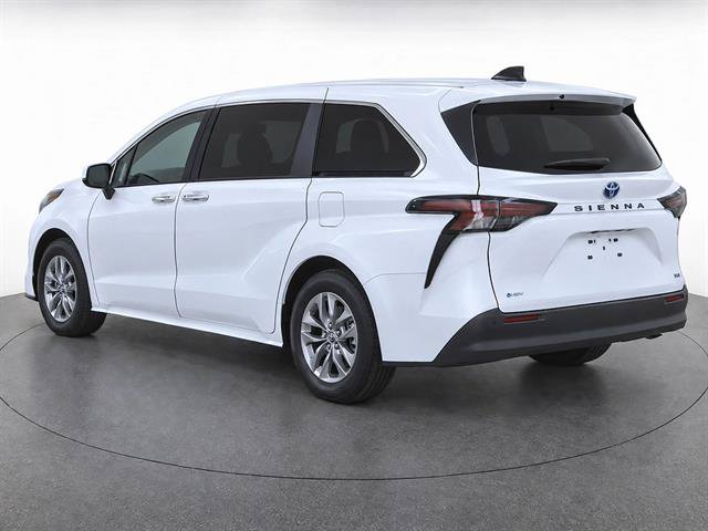Used 2025 Toyota Sienna XLE FWD image 3