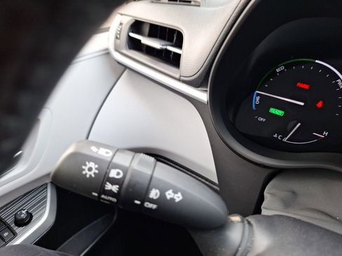 Used 2025 Toyota Sienna XLE image 23