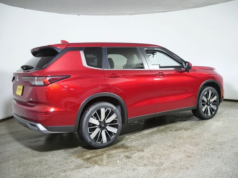 New 2025 Mitsubishi Outlander SE image 2