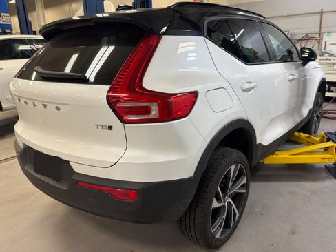 Used 2022 Volvo XC40 T5 R-Design w/ Climate Package AWD/4WD image 3