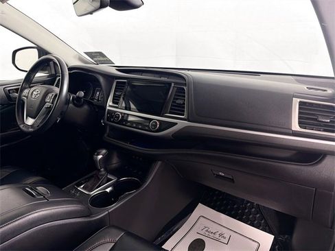 Used 2019 Toyota Highlander XLE image 26