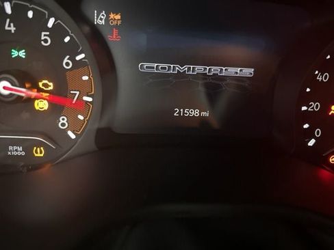 Used 2023 Jeep Compass Latitude AWD/4WD image 11
