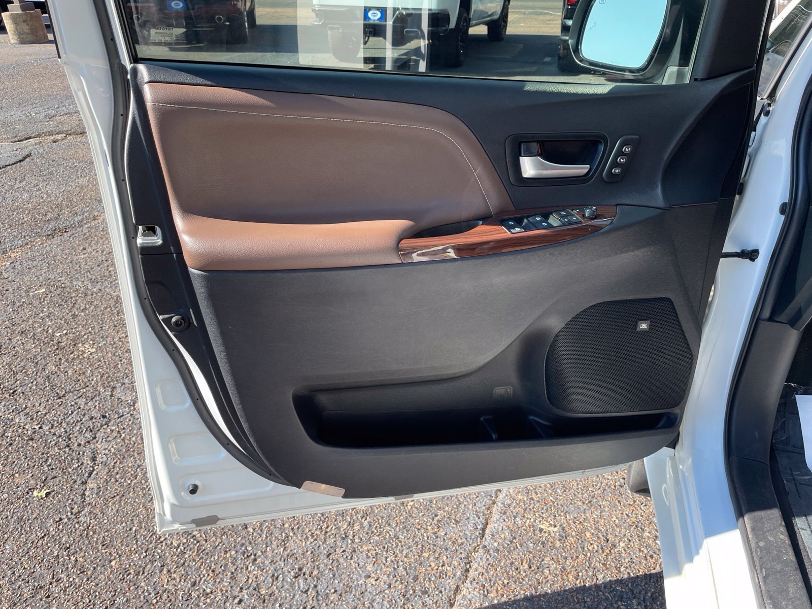 Used 2017 Toyota Sienna Limited FWD image 15