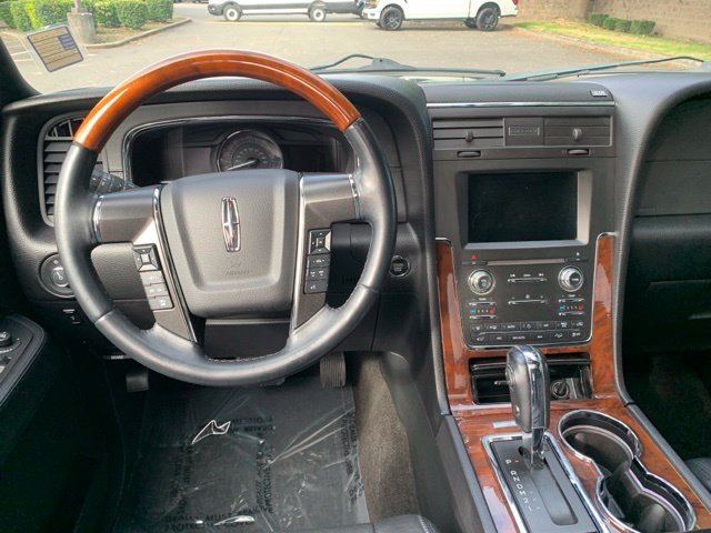Used 2015 Lincoln Navigator 4WD image 18