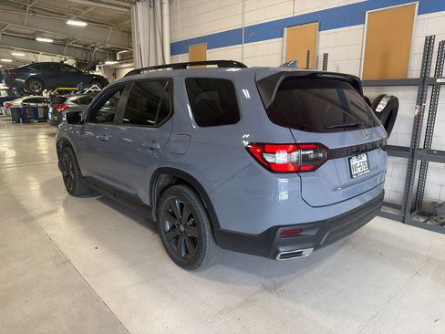 Used 2025 Honda Pilot Sport image 4