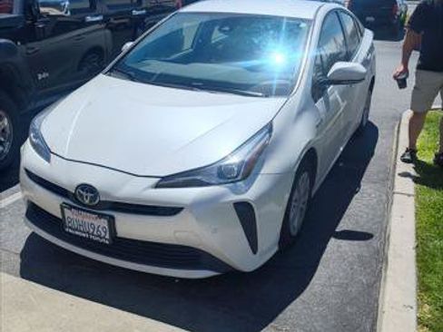 Used 2020 Toyota Prius LE FWD image 1