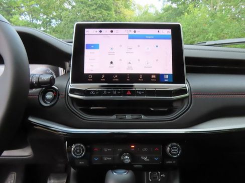 New 2026 Jeep Compass Trailhawk w/ Sun, Sound & Navigation Group AWD/4WD image 5