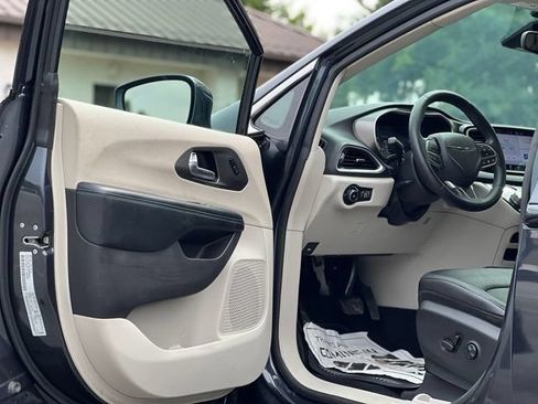 Used 2021 Chrysler Pacifica Touring-L FWD image 9