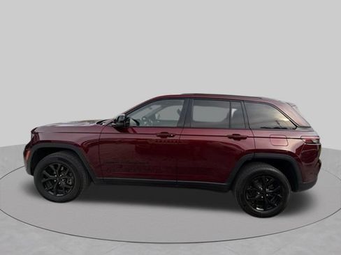 Used 2025 Jeep Grand Cherokee Altitude RWD image 7