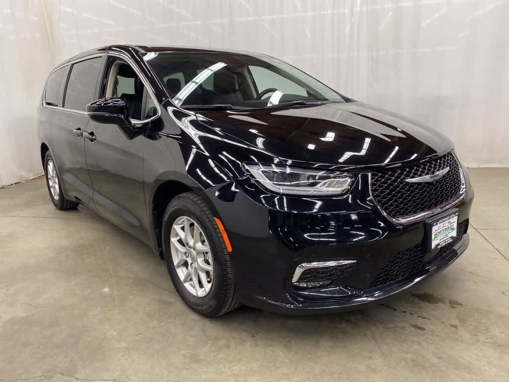 Used 2024 Chrysler Pacifica Touring-L FWD image 8