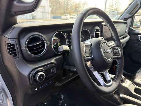 Used 2023 Jeep Wrangler Unlimited Sahara w/ Cold Weather Group AWD/4WD image 21