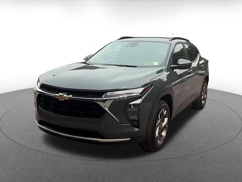 Used 2025 Chevrolet Trax LT w/ LT Convenience Package FWD image 7